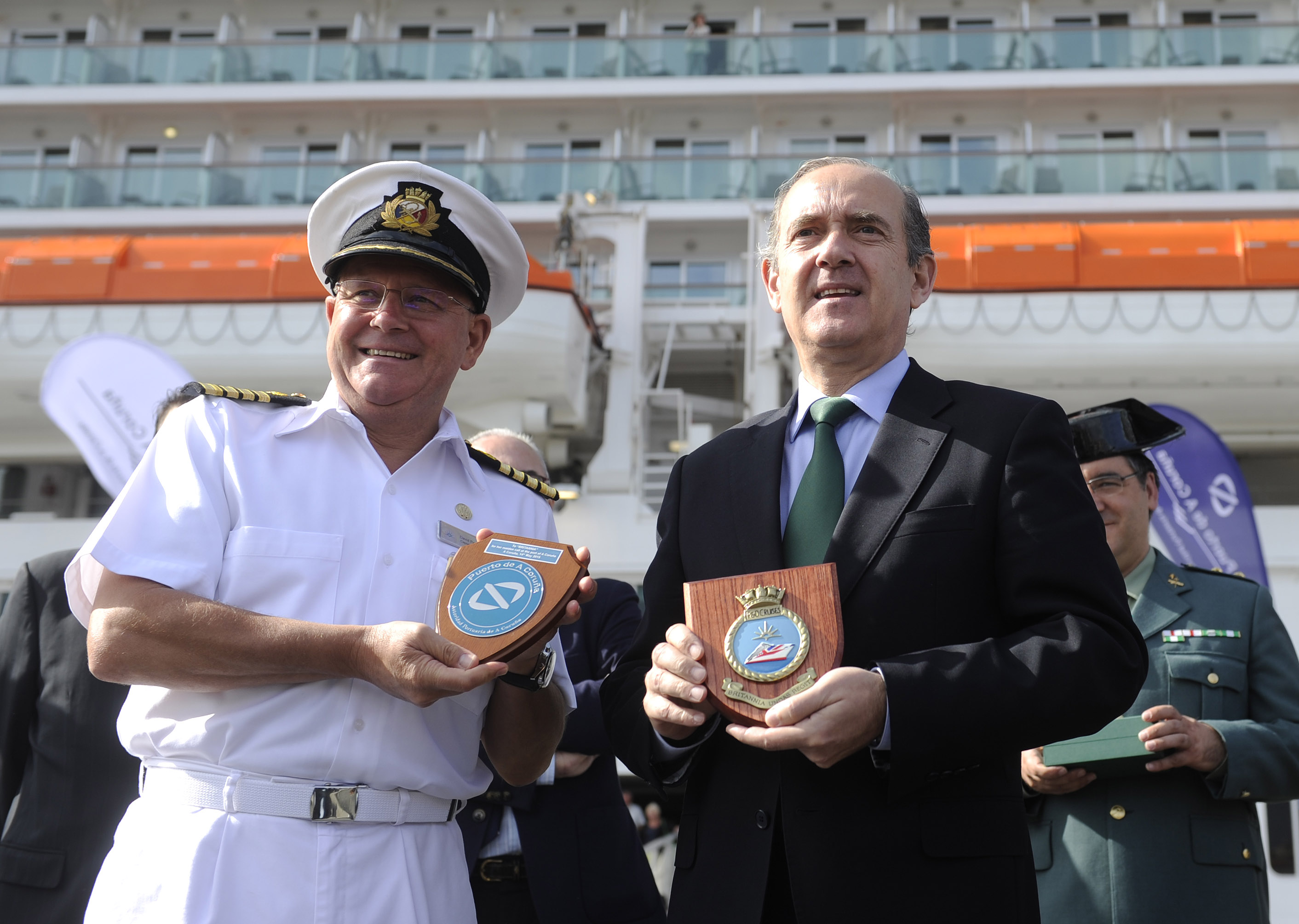 Enrique Losada, presidente de la Autoridad Portuaria de A Coruña durante la escala inaugural del nuevo barco de P&O Cruises en el puerto coruñés. Foto Puerto Coruña
