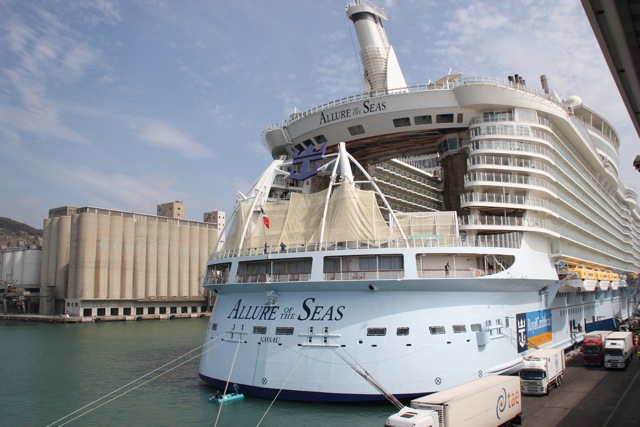 El Allure of the Seas de Royal Caribbean atracado en el puerto de Barcelona.