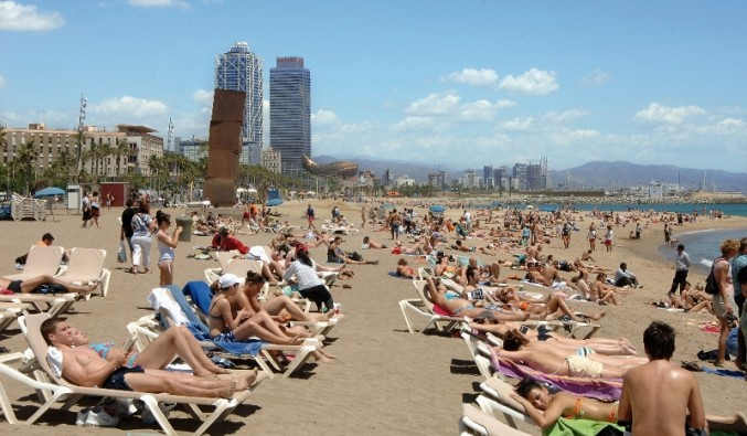 image de port de Barcelone, vue de la plage de la Barceloneta