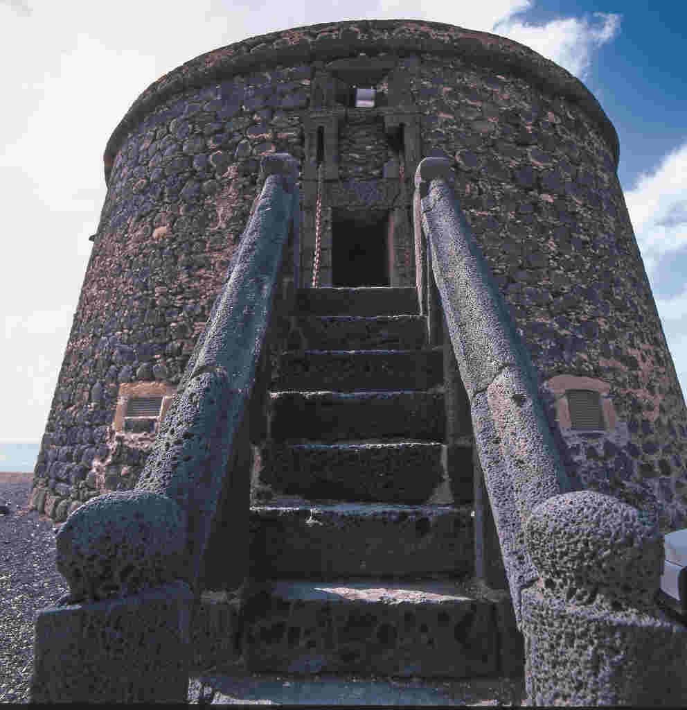 Vue de la tour de Toston, l'un des monuments à visiter pendant votre escale à Corralejo. Photo Office de Tourisme de Fuerteventura