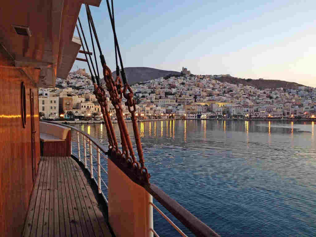 Vue de Syros depuis un bateau de croisière de Variety cruises pour les Iles Grecques. Photo Variety Cruises