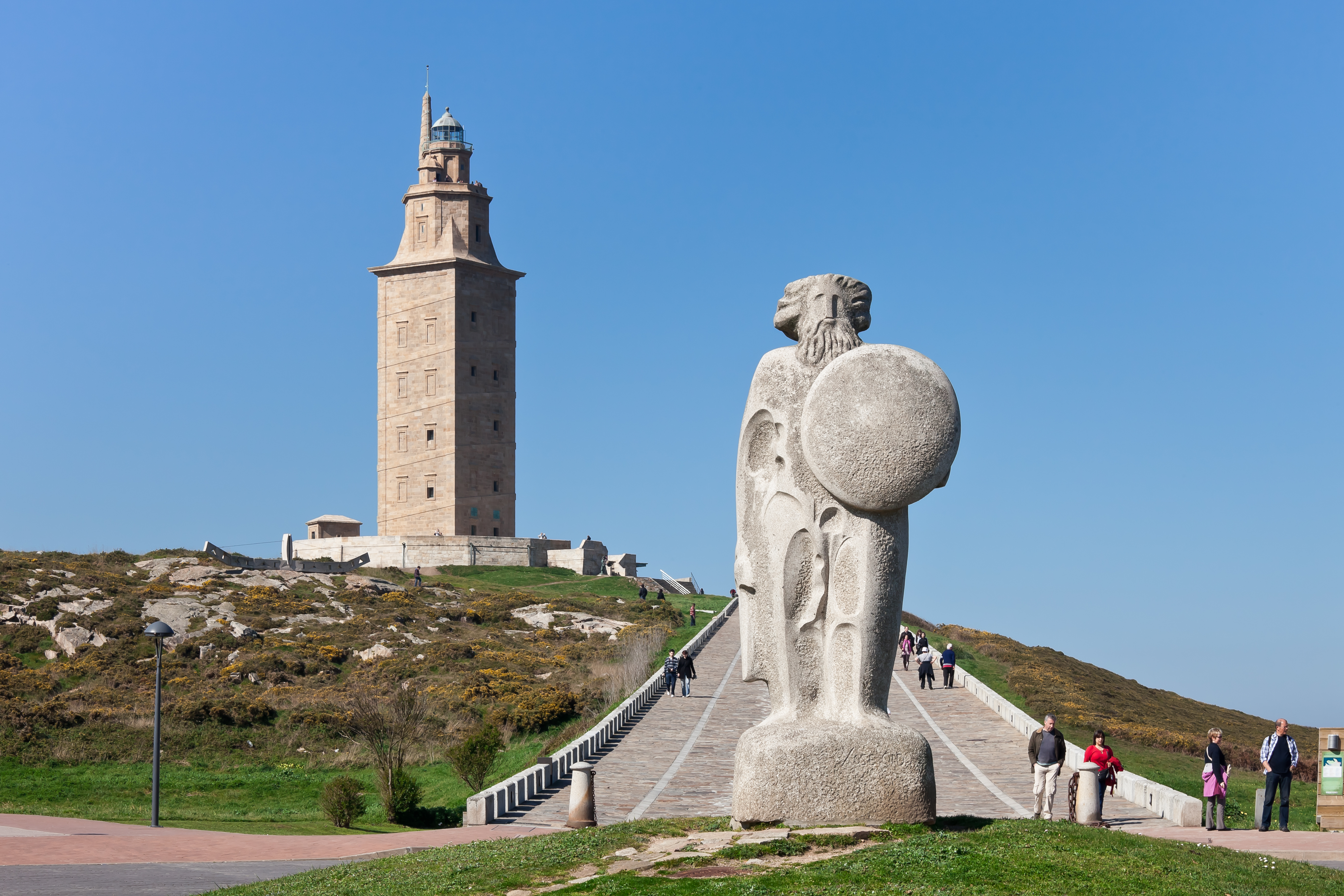 10 cosas que no sabías sobre la Torre de Hércules, el faro romano en funcionamiento más antiguo del mundo. El Puerto de A Coruña recibe la peregrinación a vela de la Ruta Jacobea